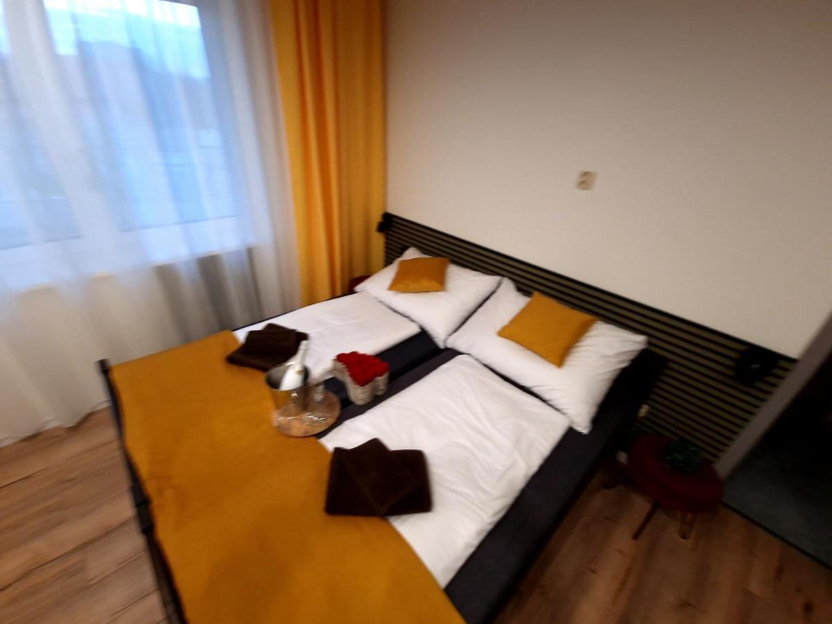 Bird House Hotel Prešov Buitenkant foto